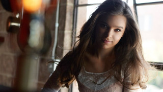 Woman white top window arabizon - a white top free wallpaper for desktop