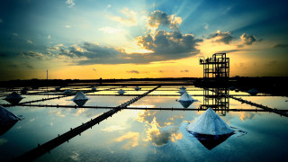 Large pool sky clouds building - high saturation free wallpaper