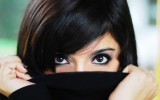 Woman black eye makeup black - a black scarf free wallpaper