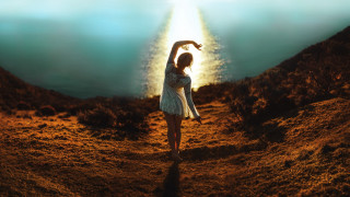 Desert woman outstretched arms light - free light wallpaper