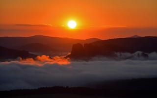 Sunset mountain range clouds sun 2 - a few cloud below free wallpaper for desktop