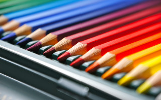 Colored pencils closeup blurry background 2 - pastell free wallpaper