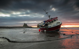 Boat beach sunset ropes rocks - moody free wallpaper