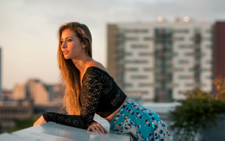 Woman leaning ledge city portrait - a ledge free wallpaper