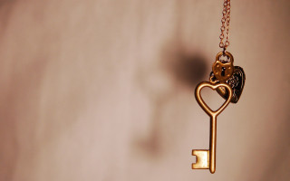 Gold key heart keychain chain - a shadow free wallpaper for desktop