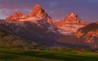 Mountain range grassy field fence - a grassy field below free wallpaper for desktop