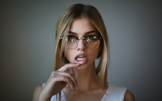 Woman glasses surprised funny polaroid - a funny face free wallpaper