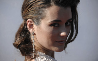 Woman ponytail earrings closeup gray - the side with free wallpaper