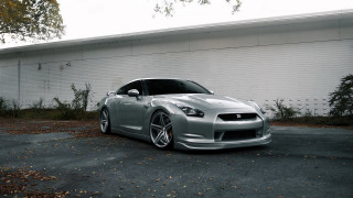 Silver sports car white building - a white building free wallpaper