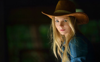 Blonde elf cowboyhat greenlight portrait - a cowboy hat free wallpaper for desktop