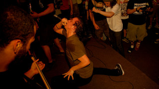 Man singing microphone group people - free aesthetic wallpaper for desktop