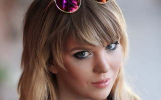 Woman sunglasses necklace portrait american - her neck and a necklace free wallpaper