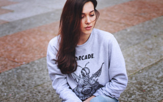 Woman curb sad phone beach - caroline chariotdayez free wallpaper