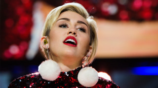 Woman red dress microphone christmas - a microphone free wallpaper