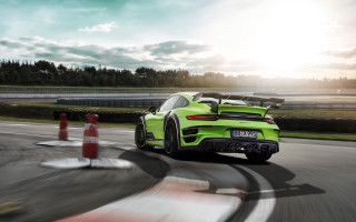 Green sports car race track 3 - front of it free wallpaper for desktop