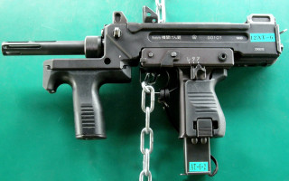 Gun chain green wall aqua - a green wall behind free wallpaper for desktop