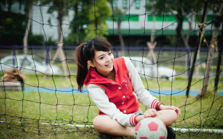 Woman sitting soccer ball park - du qiong free wallpaper