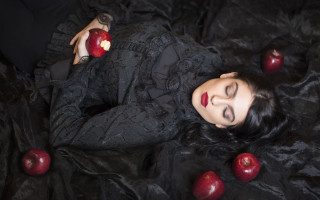 Gothic woman bed apples closed - her stomach free wallpaper for desktop