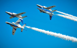 Jets smoke trail blue sky - two jet free wallpaper