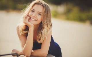 Woman smiling portrait blonde depthfield - her chin free wallpaper