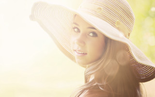 Woman hat scarf green background - a hat and a scarf free wallpaper