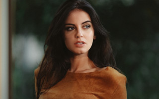 Serious woman longhair browntop blueeyes - free vintage wallpaper