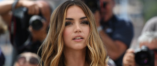 Woman camera selfie blurry bokeh - a picture of herself free wallpaper