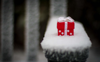 Red present box snow bench - present free wallpaper for desktop