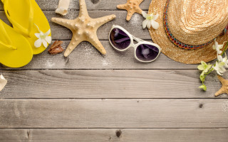Summer vibrancy starfish strawhat lemon - a wooden surface free wallpaper