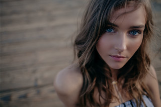 Eszter mattioni blue eyes portrait 2 - blue eye and a necklace free wallpaper