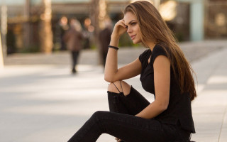 Ayshia taskin black aestheticism sitting - ayshia taşkın free wallpaper