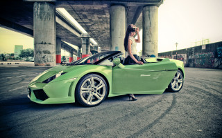 Woman green sports car bridge - the roof free wallpaper