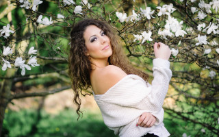 Woman white sweater tree white - a white sweater free wallpaper