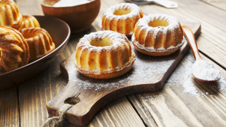 Wooden table bundt cakes powdered - a wooden spoon free wallpaper for desktop