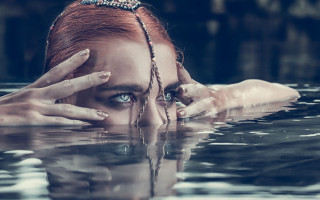 Blue eyes submerged water hands - dirk crabeth free wallpaper