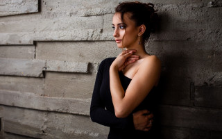 Woman leaning wall serious portrait 4 - a woman leaning against a wall free wallpaper