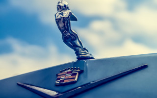 Car emblem statue vroom retrofuturism - a statue of a man free wallpaper