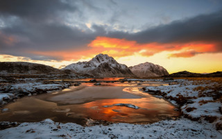 Mountain lake sunset clouds landscape - a lake in the foreground and a sunset in the background free wallpaper