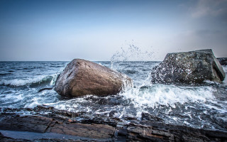 Large rock water splash hudson - top of a body free wallpaper