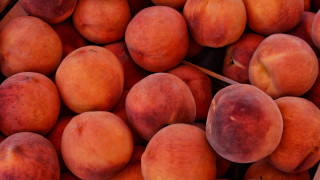 Peaches knife table top realistic - hand free wallpaper for desktop