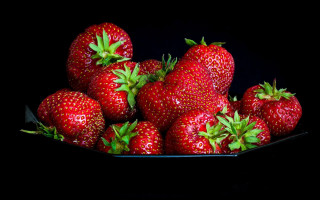 Strawberries bowl table black background - a bowl free wallpaper for desktop