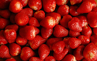 Strawberries knife table top macro - strawberry free wallpaper for desktop