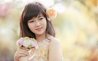 Woman smiling flower bouquet portrait - du qiong free wallpaper