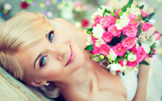 Blonde woman flower bouquet portrait - a bouquet of flowers free wallpaper