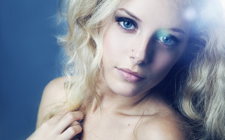 Woman blueeyes whitetop wind blown - airbrush free wallpaper