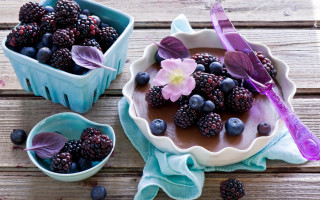 Berries chocolate pudding table purple - a table free wallpaper