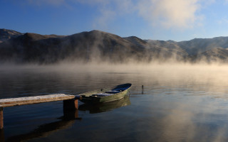 Boat docked lake mountains foggy - bela čikoš sesija free wallpaper