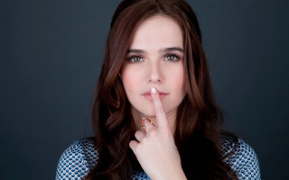 Woman shushing cigarette brown eyes - a finger free wallpaper