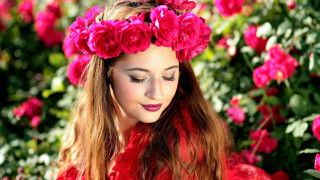 Woman flowercrown field pink flowers - a flower crown free wallpaper