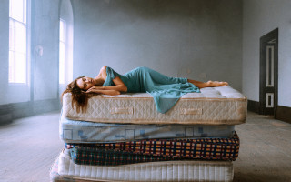 Woman mattress pile room blue - feminist art free wallpaper